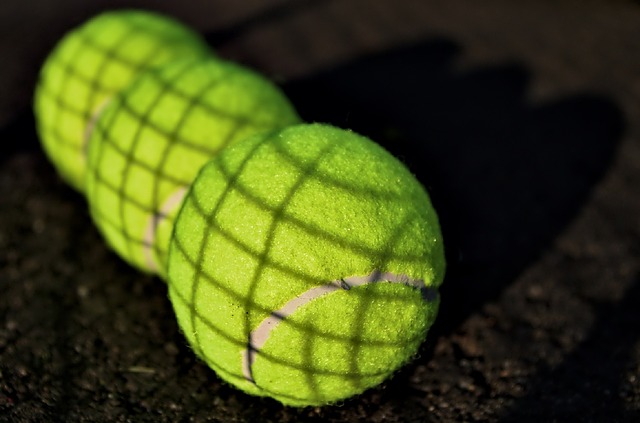 Diferencias entre Pelotas de Pádel y Tenis🥇Empadelados